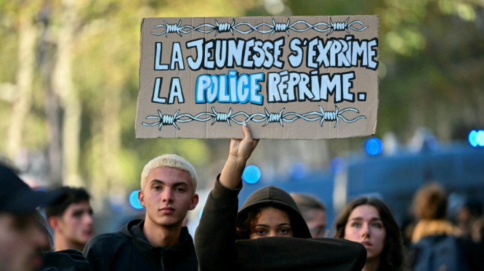 "Sin futuro", miles de estudiantes protestan de nuevo en Francia bajo fuerte vigilancia policial