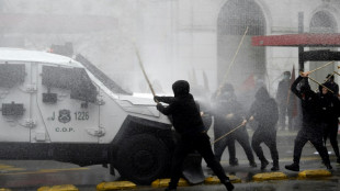 Encapuzados vandalizam exteriores do pal&aacute;cio presidencial durante marcha no Chile