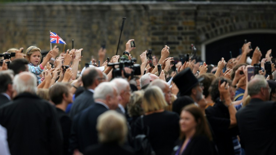 "God save the King": la muchedumbre aclama a Carlos III, reci&eacute;n proclamado rey