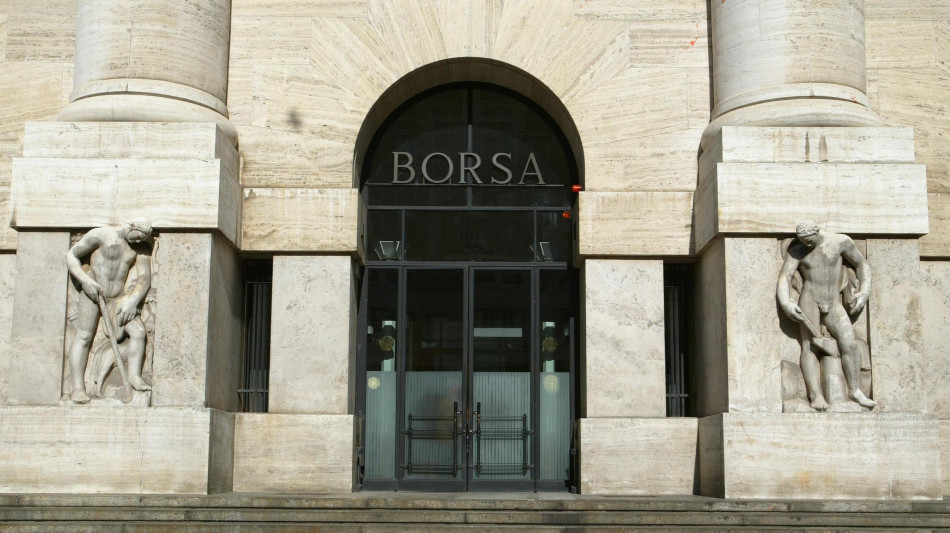 Borsa: Milano gira a +2,45% con parole Trump, spread gi&ugrave; a 84
