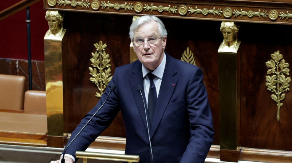 Censure: nouvel appel de Barnier &agrave; la "responsabilit&eacute;", Macron ne veut pas y "croire" 