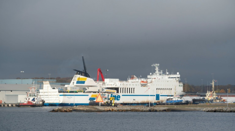 Su&egrave;de: le ferry &eacute;chou&eacute; remorqu&eacute; dans un port du sud du pays