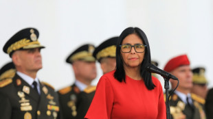 Militares y polic&iacute;as de Venezuela juran lealtad a la presidenta encargada