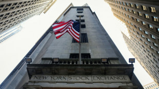 Wall Street dig&egrave;re l'inflation et les r&eacute;sultats d'entreprises