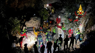 Frana in grotta Sardegna, si scava nel cunicolo dove c'è lo speleologo